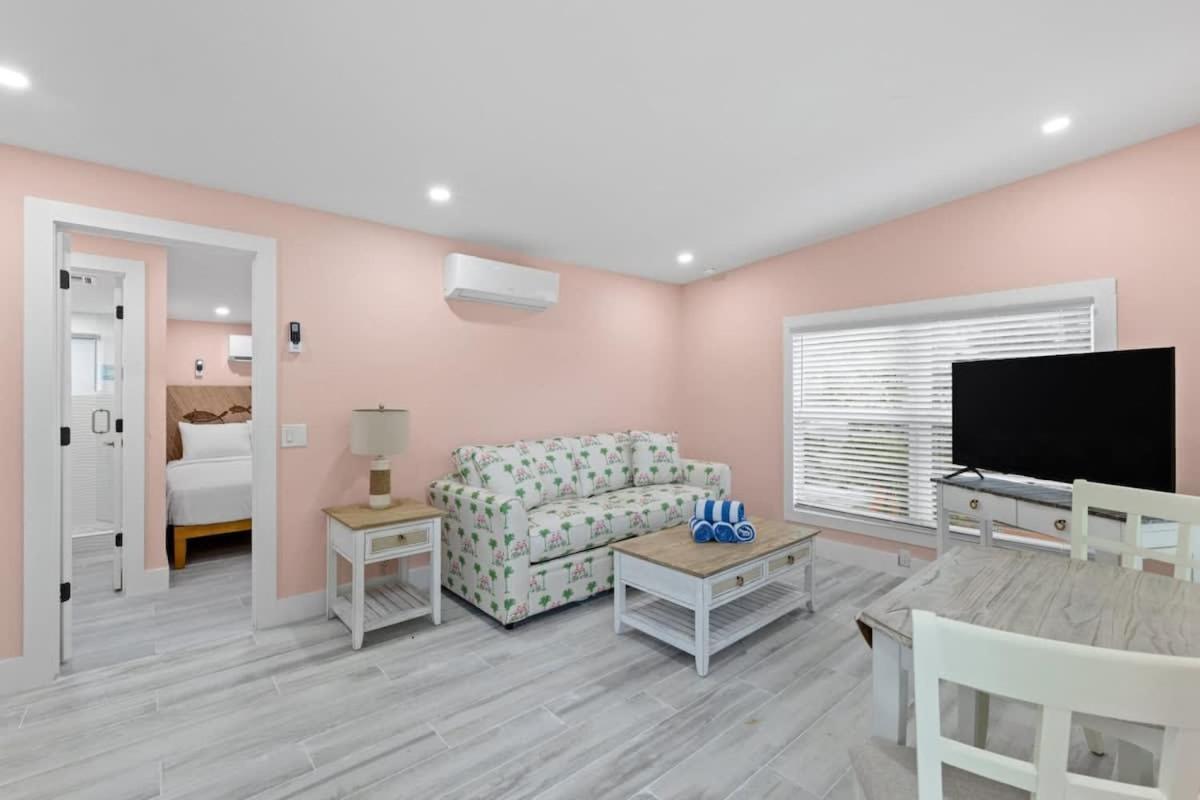 Charming Suite With Balcony And Bikes At Historic Sandpiper Inn Sanibel Extérieur photo
