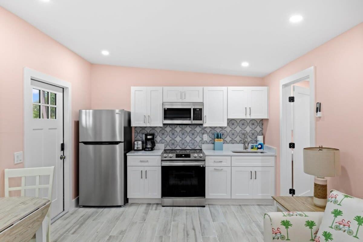 Charming Suite With Balcony And Bikes At Historic Sandpiper Inn Sanibel Extérieur photo